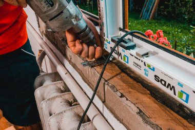 Dolyna, Ukrayna 31 Temmuz 2020: evde pencere çerçevesi ve pencerelerin kurulumu, wds şirketinin pencereleri.