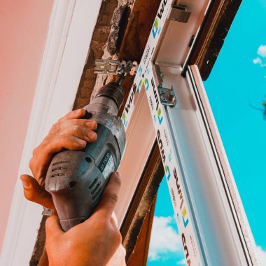 Dolyna, Ukrayna 31 Temmuz 2020: plastik bir pencerenin kurulumu ve değiştirilmesi, wds, plastik pencere çerçevesi. Yeni