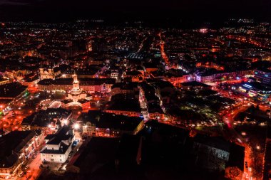 Ivano-Frankivsk 'in gece sokakları, Ivano-Frankivsk' in gece ışıkları üst manzara, modern ve güzel şehir.