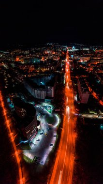 Ivano-Frankivsk şehrinin gece manzarası, arabaların parlak ışıkları ve şehrin gece ışıkları. yeni