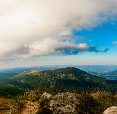 Karpat manzaraları ve Karpat dağları ve Karadağ sırtı panoramik manzaraları. yeni