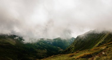 Karpat manzaraları ve Karpat dağları ve Karadağ sırtı panoramik manzaraları. yeni