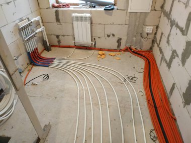 Isı yalıtımlı zemin kurulumu, su boruları kurulumu, modern ev ısıtma teknolojisi. Yeni