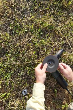 İşçi değirmen taşının yerini değirmenciye bırakır. Yeni