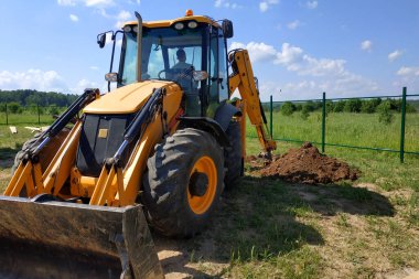 İnşaat alanındaki kazıcı hendek kazar, çalışma süreci kapanır. Yeni