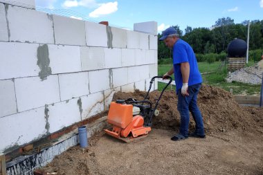 İnşaat için titreşimli plaka, ağır inşaat aletleri ve ekipman kullanımı, titreşimli toprak sıkıştırma. Yeni