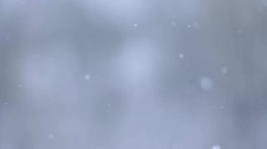 Kışın doğal olaylar, kar ve rüzgar esintisi, köydeki evin penceresinden manzara, yavaş çekim kar taneleri, yavaş çekim videosu.