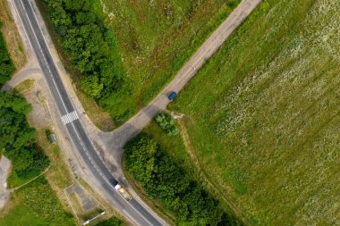 Virajlı yollar ve tehlikeli virajlar, kuş bakışı serpentin yollar. yeni