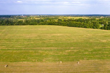 Tarlada yuvarlak saman balyaları, kış için yiyecek tarlaları, tarım alanları ve amaçları. yeni