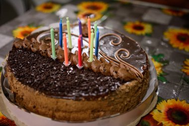 Renkli yanan mumlu pasta, tatil ve ruh hali. yeni