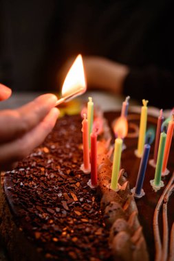 Renkli yanan mumlu pasta, tatil ve ruh hali. yeni