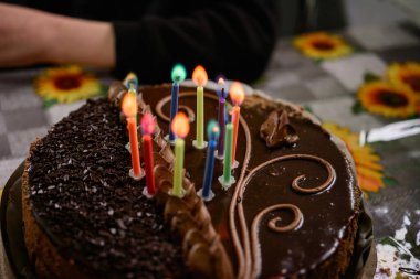 Mumlu çikolatalı doğum günü pastası, pastada mumlar. yeni