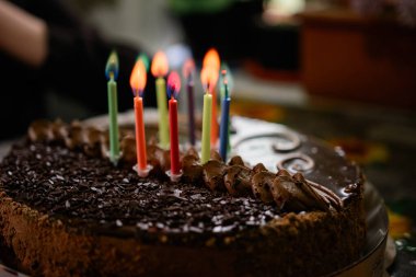 Mumlu çikolatalı doğum günü pastası, pastada mumlar. yeni