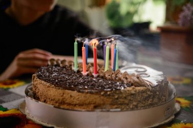 Mumlu çikolatalı doğum günü pastası, pastada mumlar. yeni