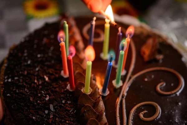 Renkli yanan mumlu pasta, tatil ve ruh hali. yeni