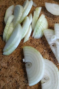 Yarım halkalar halinde beyaz soğanlar, sağlıklı ve taze sebzeler. yeni