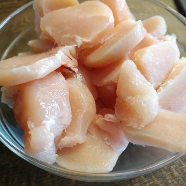 Dilimlenmiş tavuk filetosu, küçük parçalara ayrılmış tavuk, diyet ve düşük kalorili et. yeni