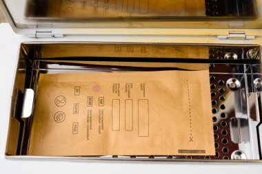 Otoklavda aletlerin sterilize edilmesi, bir güzellik uzmanının sterilize edilmiş aletleri. yeni