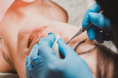 Kaşıkla yüzün mekanik olarak temizlenmesi, yağ ve siyah noktaların çıkarılması. yeni