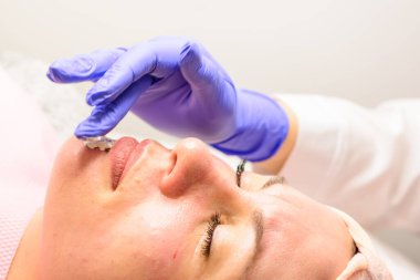 Kriyo-maske, gözenekleri daraltmak için bir maske, ki bu da mekanik yüz temizleme işleminden hemen sonra son adım olarak kullanılır. yeni