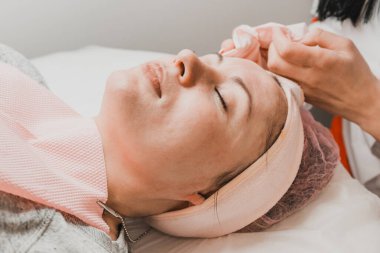 Resepsiyondaki güzellik uzmanına yüz masajı, güzellik salonuna gitmek, rahatlama hissi. yeni