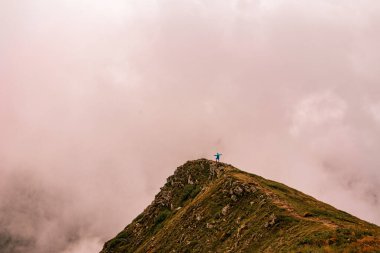 Karadağ tepesinin yaz manzarası, Gutyn Tomnatyk dağının bulutlu dağ ve manzaraları, büyüleyici ve mistik dağlar, görkemli Karpatlar. 2020