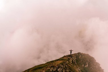 Gutyn Tomnatyk dağının zirvesine yağan yağmurdan sonra dağlardaki gizemli sis ve beyaz bulutlar, Karadağ bulmacasının güzelliği. 2020