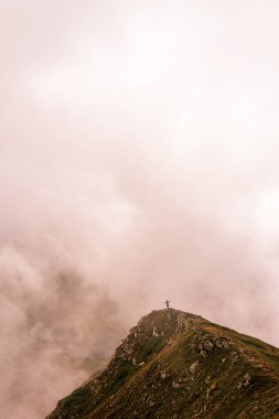Gutyn Tomnatyk Dağı 'nın zirvesinde, Karadağ' ın bulutlu sırtındaki dağın manzarası, nefes kesen manzaralar, ihtişamlarıyla büyülendiler. 2020