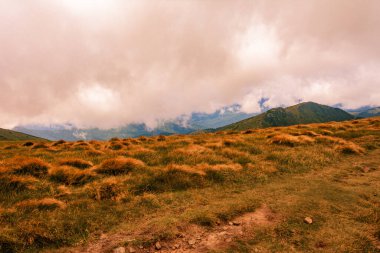 Karadağ sırtı ve dağların büyüsü, pitoresk manzaralar, gizemli bulutlar, Ukrayna 'nın görkemli dağları. 2020