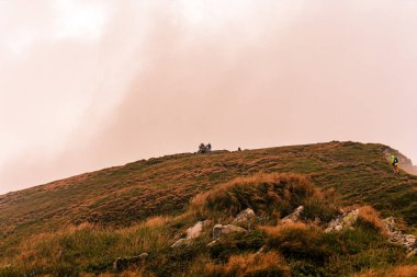 Yaz Karpatları, Karadağ sırtı zirvesinde turistler, dağları fetheden çocuklar, Karpatlar. 2020