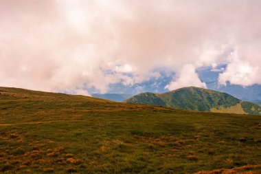 Karpatların genç dağlarının güzelliği, dağların görkemi ve gücü, dağların enerjisi. 2020