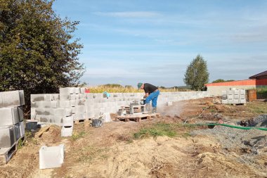 2020 'de özel bir bölgede çit inşaatı, çalışırken bir işçi.