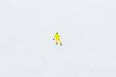 Bukovel, Ukrayna 3 Şubat 2019: Kayak merkezi Ukrayna 'da kayak yapmak, karla kaplı kayak pistleri.