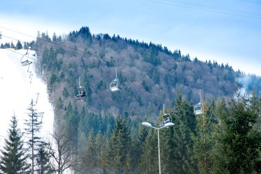 Bukovel, Ukrayna 3 Şubat 2019: Bukovel 'de kayak pistleri ve kayak kaldırma, dağlar ve Bukovel.Yeni kış manzarası