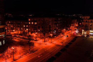 Ivano-Frankivsk şehrinin gece ışıkları, şehrin yukarıdan görünüşü, hava manzarası, şehrin gece çekimi.