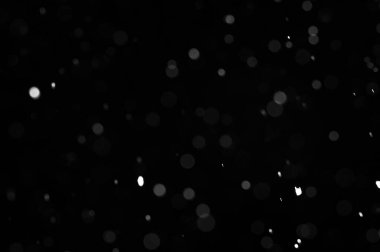 Gece gökyüzü arka planında düşen kar taneleri, post prodüksiyon için izole edilmiş ve grafik editörüyle örtülmüş. Siyah arkaplanda beyaz kar Bokeh 'i.
