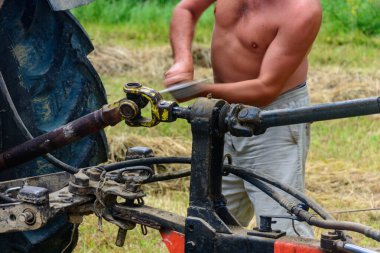 Bağlantı ekipmanları için traktör ve kardan şaftı, Haymaking sırasında traktör. 2020