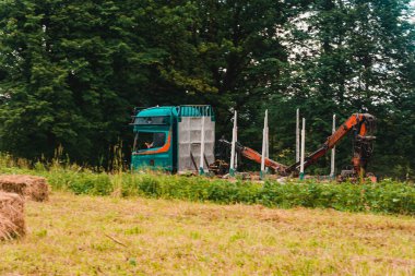 Boş bir karavanı olan bir kamyon kesilen ormanı yüklemek için kırsal yollarda seyahat ediyor. 2021