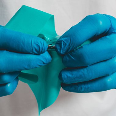 Diş prosedürü, hastaya cofferdam kurulumu, modern tedavi, kurulum hazırlığı .2020