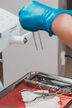 Diş dolguları, steril ve modern diş tedavisi için metal klempli kauçuk baraj kurulumu. 2020