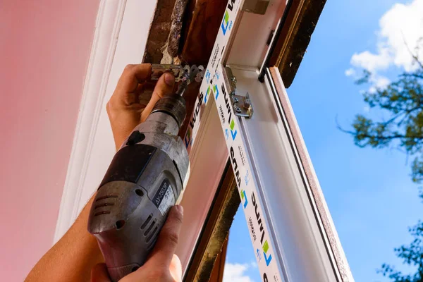 Dolyna, Ukrayna 31 Temmuz 2020: plastik bir pencerenin kurulumu ve değiştirilmesi, wds, plastik pencere çerçevesi. Yeni