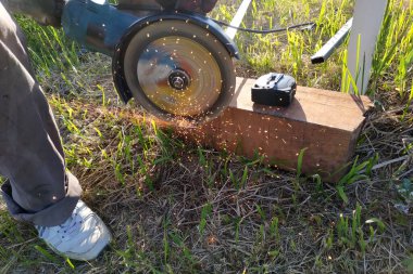 Açı öğütücüyle tuğla kesmek, inşaat işi, infaz süreci. Yeni