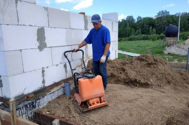 İnşaat için titreşimli plaka, ağır inşaat aletleri ve ekipman kullanımı, titreşimli toprak sıkıştırma. Yeni