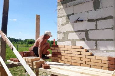 Üstat ön tuğladan döşeme, evin ısıtması, yazları inşaat işleri.