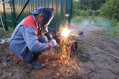 Ark kaynaklama bir elektrikli araçtır, metal çit kaynaklama, inşaat işi. Yeni