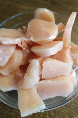 Dilimlenmiş tavuk filetosu, küçük parçalara ayrılmış tavuk, diyet ve düşük kalorili et. yeni