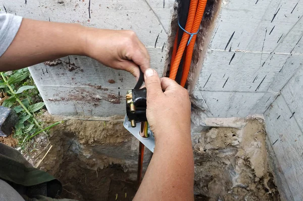 Auxiliary electrical connection to earth or its equivalent of metal non-conductive parts, connection and insulation of a copper tube.new