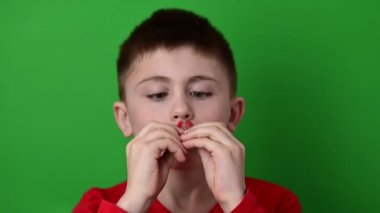 Çocuk dişlerin üzerine bir tabak koyar, hizalar ve dişlerin bakımı, kalıcı dişlerin kıvrımlarının hizalanması..