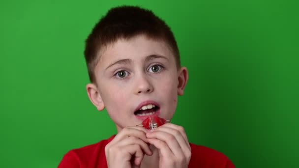 El niño pone una placa en los dientes, alineación y cuidado de los dientes, alineación de las curvas de los dientes permanentes. — Vídeo de stock