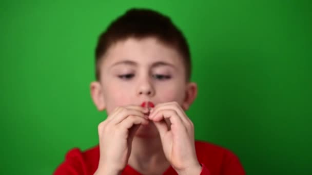 Dziecko umieszcza płytkę na górnych zakrzywionych zębach, wyrównując krzywe górnych zębów. — Wideo stockowe